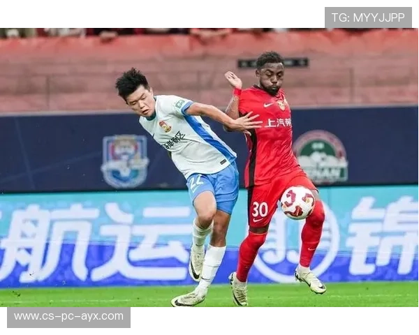 上海海港杨希一对一防守强硬，突破路线被彻底封死